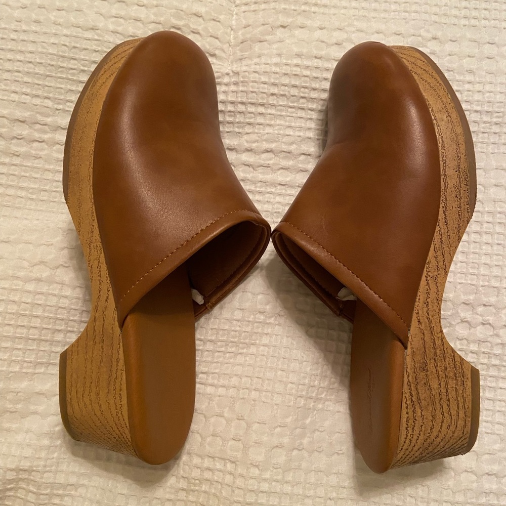 8.5 universal thread target clogs - gently worn